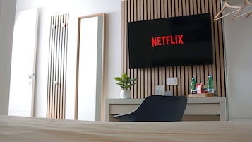 Caja de seguridad en la habitación y espacio para trabajar con laptop