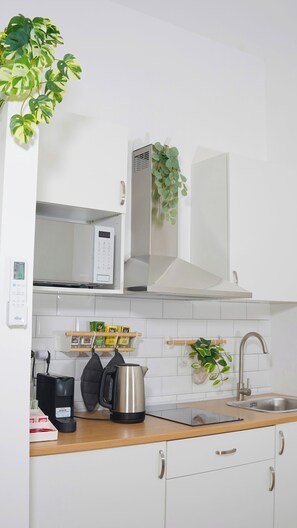 Frigorifero, microonde, forno, piano cottura