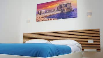 Tweepersoonskamer, 1 queensize bed, privébadkamer | Een kluis op de kamer, een laptopwerkplek, verduisterende gordijnen