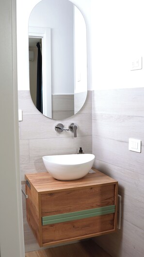 Camera quadrupla, bagno privato, vista montagna | Bagno | Doccia, set di cortesia gratuito, asciugacapelli, asciugamani