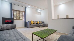TV, fireplace - Villa Haut Standing - 4 Suites - Heated Pool 20 minutes from Marrakech (Rha)