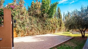 A paved pathway leading to a pool area with lounge chairs and a pergola. - Villa Haut Standing - 4 Suites - Heated Pool 20 minutes from Marrakech (Rha)