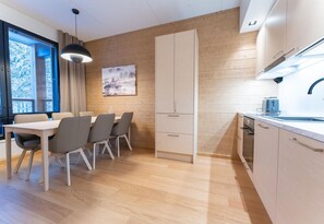 Een koelkast, een microgolfoven, een oven, een kookplaat