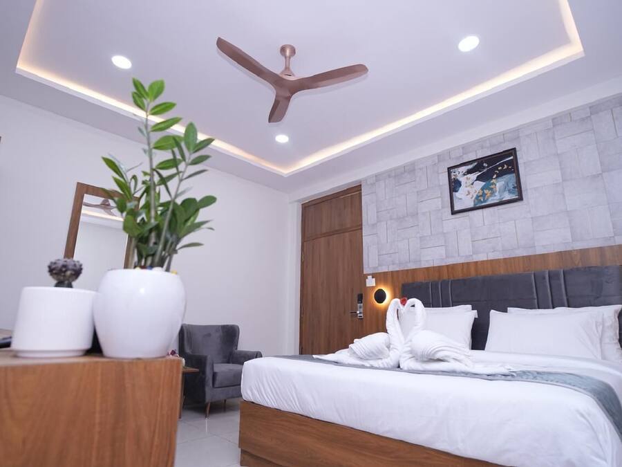 Deluxe Double Room | Iron/ironing board, free WiFi