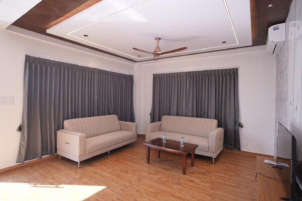 Habitación doble familiar | Área de sala de estar