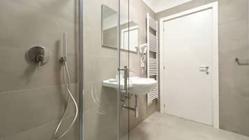 Appartamento | Bagno | Doccia, asciugacapelli, asciugamani, sapone