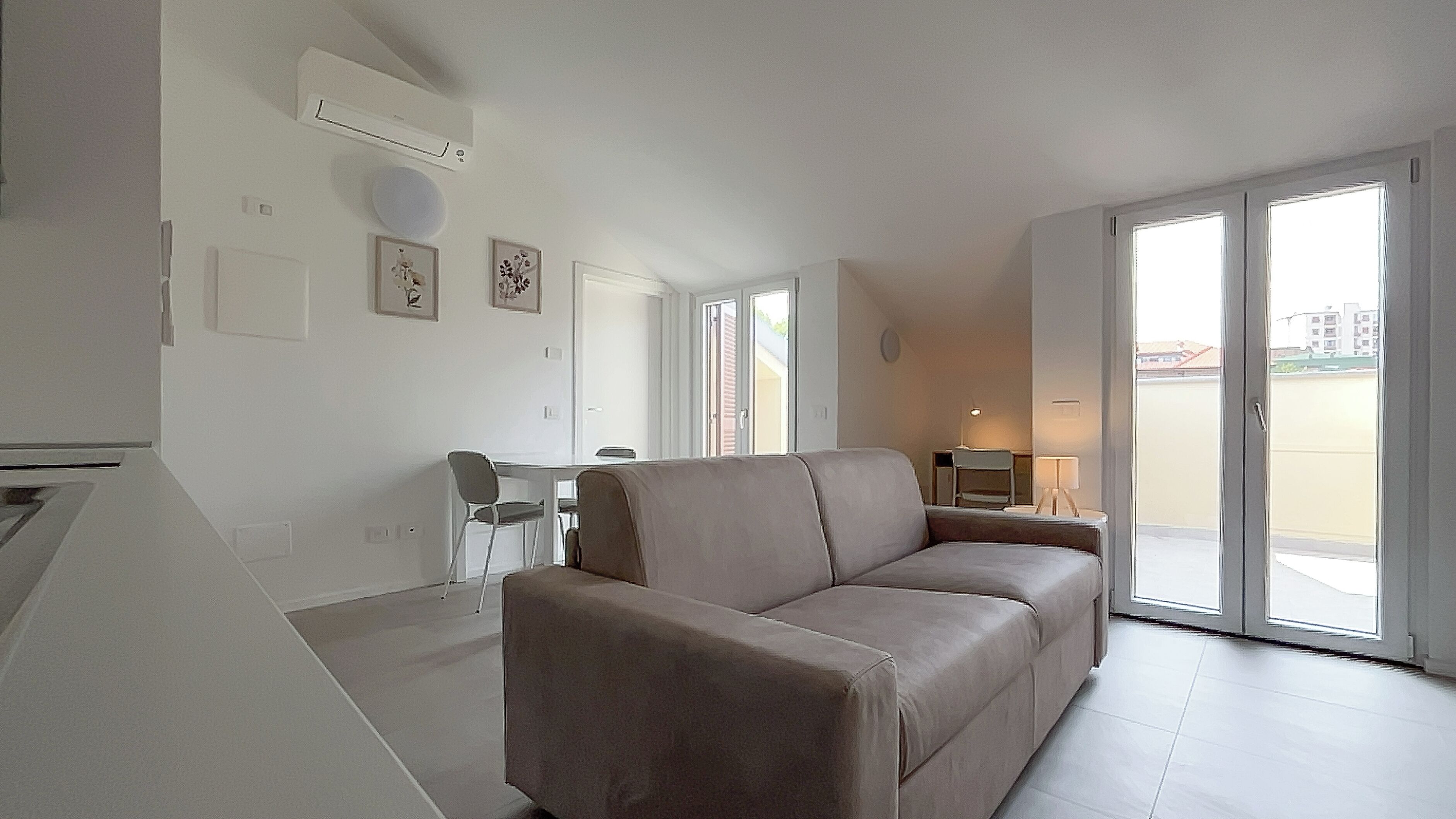 Appartamento, balcone | Una scrivania, postazione laptop, Wi-Fi gratuito