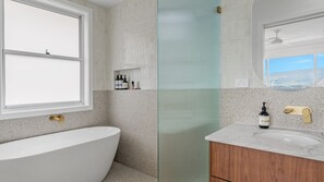 Shower, towels - Burri Burri, Gerringong (Gerringong)