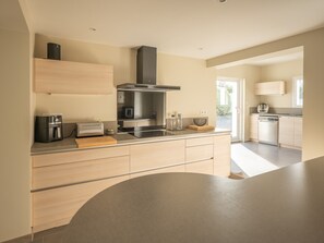 Fridge, microwave, oven, stovetop - 4-Bedroom House with Pool and Garden near Beach (Sainte-Foy)