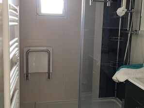 Bathroom - Fort Mahon Beach: 3-Bedroom Apartment 200m from Beach with Balcony and Parking (Fort-Mahon-Plage)