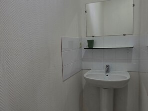 Bathroom - Studio near Spa with garden, laundry and WIFI (La Roche-Posay)