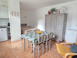 Dining - Studio near Spa with garden, laundry and WIFI (La Roche-Posay)