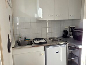 Fridge, microwave, stovetop, coffee/tea maker - Studio near Spa with garden, laundry and WIFI (La Roche-Posay)