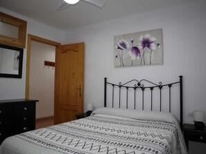 2 bedrooms, free WiFi, bed sheets - Bright seaside apartment in Almuñécar (Almuñécar)