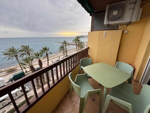 Outdoor dining - Bright seaside apartment in Almuñécar (Almuñécar)