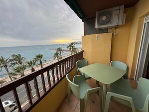Outdoor dining - Bright seaside apartment in Almuñécar (Almuñécar)