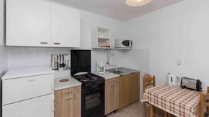 Wasserkocher mit Kaffee-/Teezubehör, Kühlschrank, Mikrowelle, Ofen