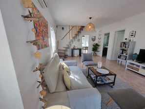 Un salon moderne avec un canapé, une table basse et des éléments décoratifs.