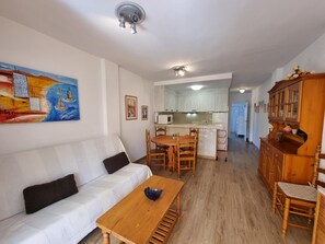 TV - Apartment with terrace 400m from Riells beach (L'Escala)