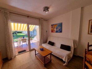 TV - Apartment with terrace 400m from Riells beach (L'Escala)