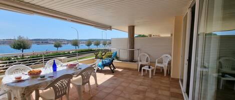 屋外ダイニングエリア