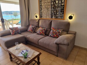 TV - Seafront apartment with terrace and communal pool in L'Escala (L'Escala)