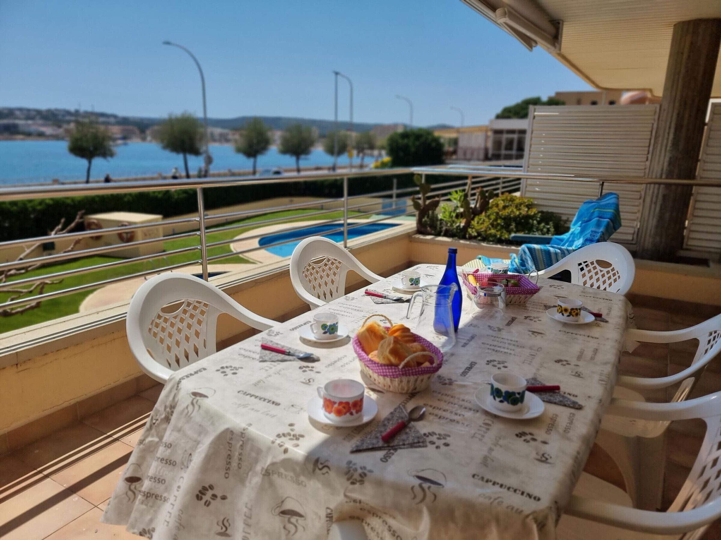 Outdoor dining - Seafront apartment with terrace and communal pool in L'Escala (L'Escala)