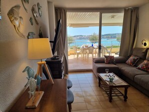 TV - Seafront apartment with terrace and communal pool in L'Escala (L'Escala)
