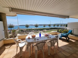 Outdoor dining - Seafront apartment with terrace and communal pool in L'Escala (L'Escala)