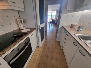 Fridge, microwave, oven, dishwasher - Seafront apartment with terrace and communal pool in L'Escala (L'Escala)