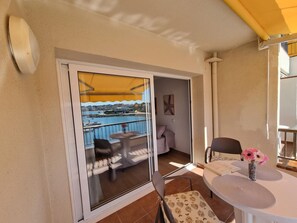 Outdoor dining - Studio with Terrace Near Beach in L'Escala (L'Escala)
