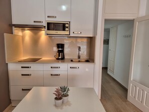 Fridge, microwave, coffee/tea maker, toaster - Studio with Terrace Near Beach in L'Escala (L'Escala)