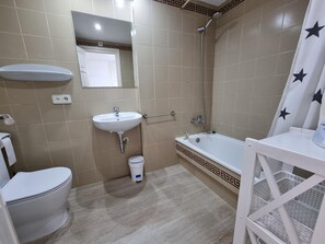 Bathroom - Studio with Terrace Near Beach in L'Escala (L'Escala)