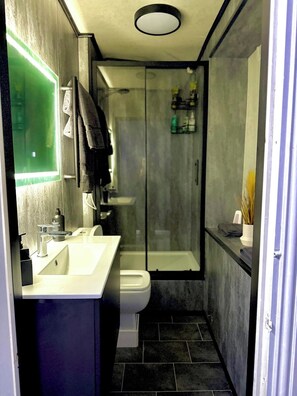 Shower, towels, toilet paper - 1-bed Apartment - Sleeps 2, Wifi & Central (Bradford)