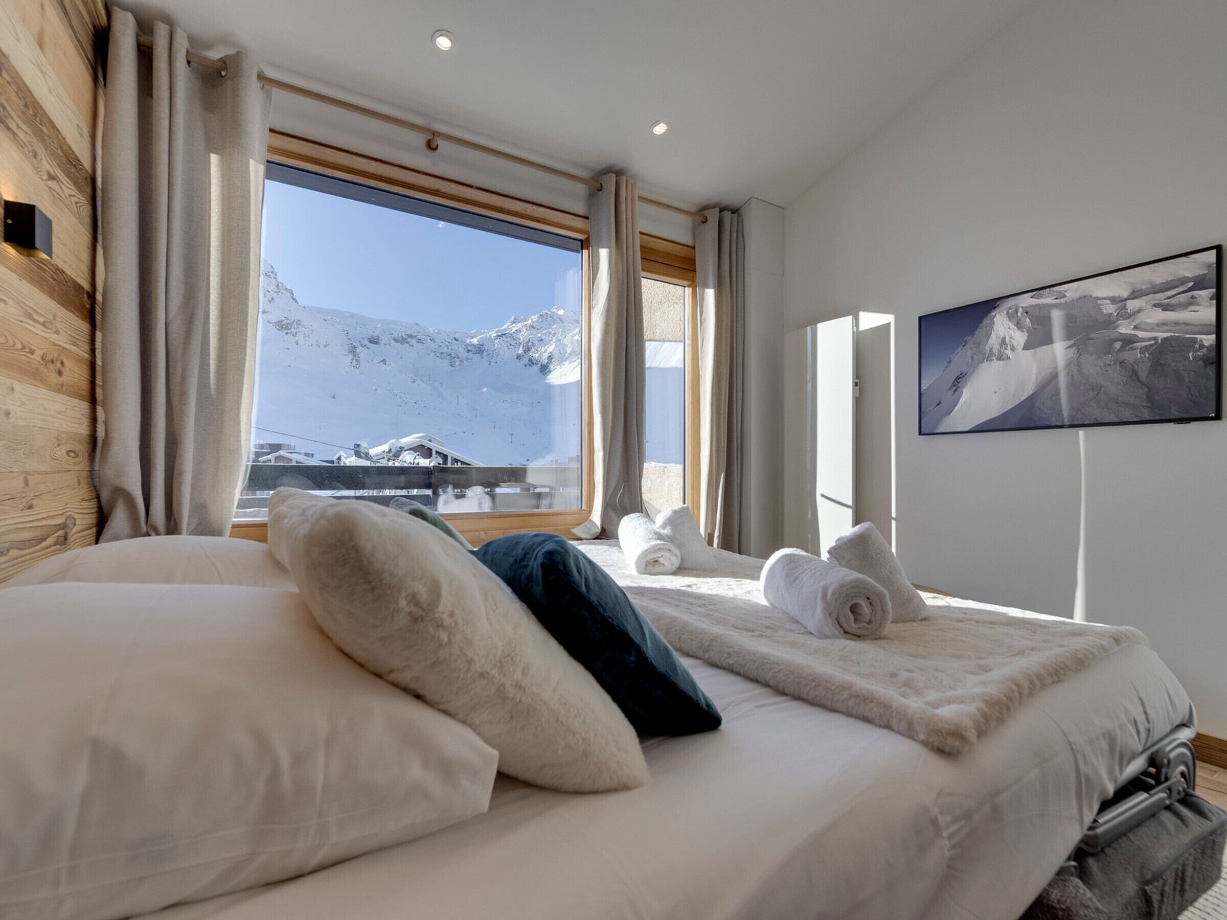 1 bedroom, bed sheets