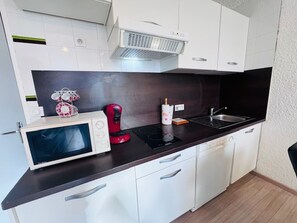 Fridge, microwave, dishwasher - Bright studio at Les 2 Alpes, south balcony, parking (Les Deux Alpes)