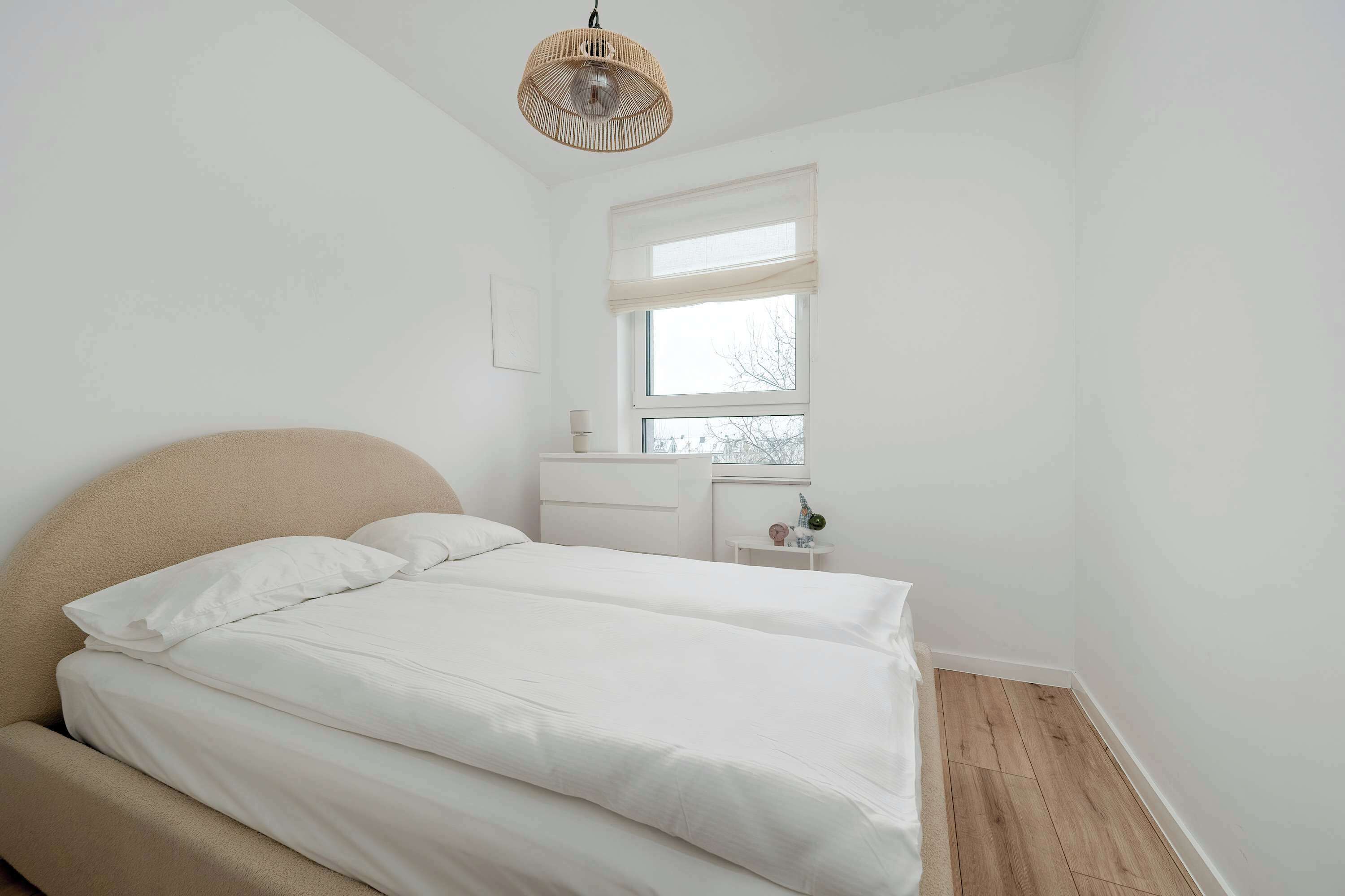 Tabla de planchar con plancha, cuna de viaje, wifi y ropa de cama 