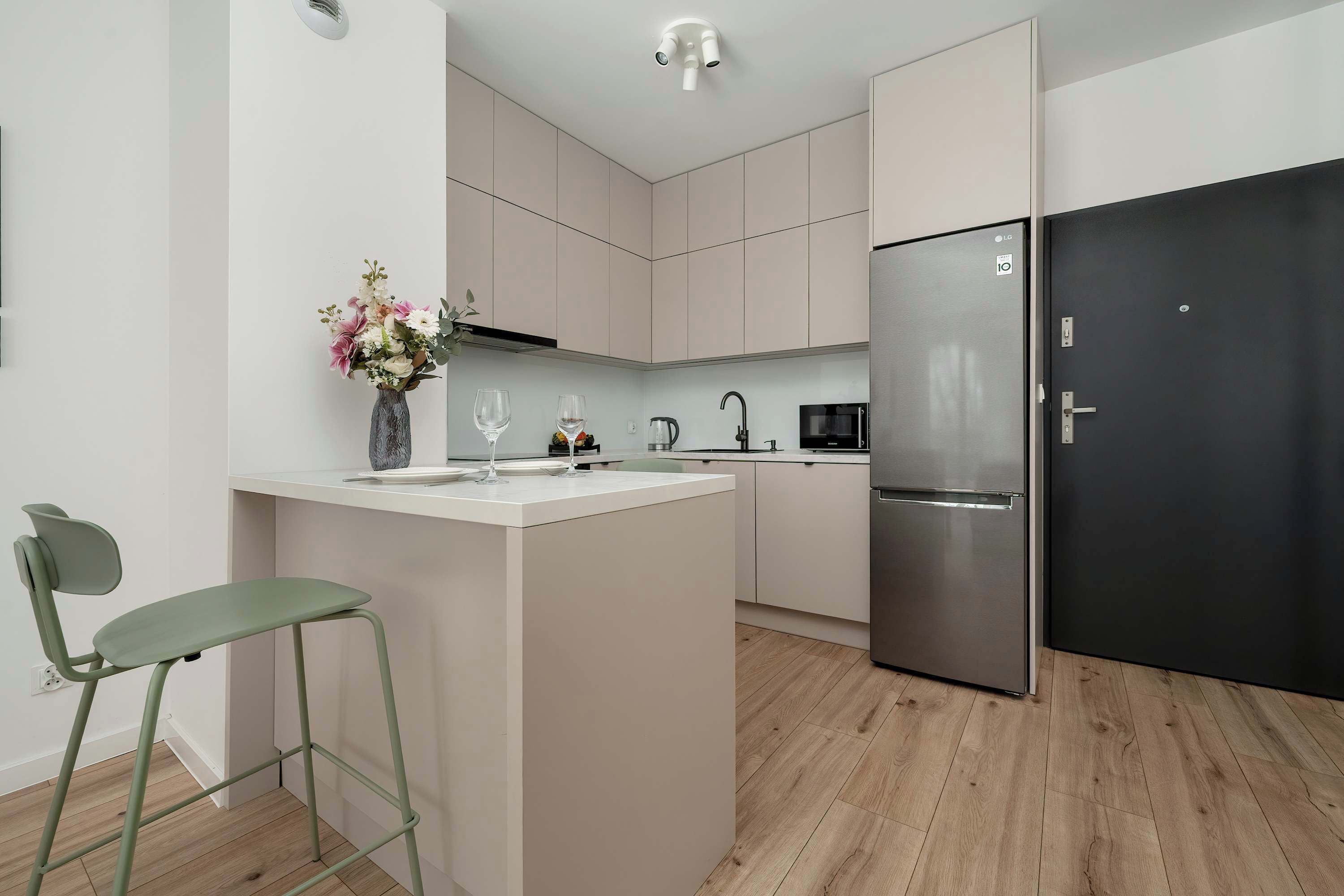 Geladeira, micro-ondas, fogão, cooktop