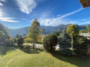 A residential area with houses, trees, and mountains in the background. - Spacious 130 m² chalet in Crest-Voland with ski shuttle (Crest-Voland)