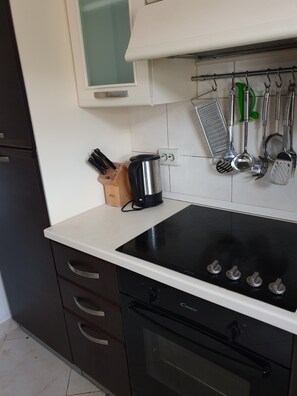 ตู้เย็น, เตาอบ, เตาประกอบอาหาร, เครื่องชงกาแฟ/ชา