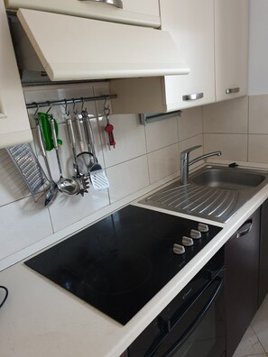 ตู้เย็น, เตาอบ, เตาประกอบอาหาร, เครื่องชงกาแฟ/ชา