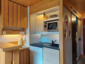 Kühlschrank, Mikrowelle, Herdplatte, Geschirrspüler