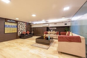 Un salon moderne avec un canapé, une table basse et un élément décoratif mural.