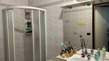 Doccia, asciugacapelli, bidet, asciugamani