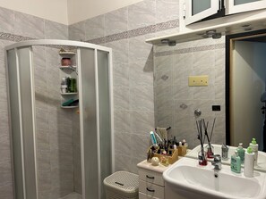 Shower, hair dryer, bidet, towels - HOUSE BERNADETTE (Scicli)
