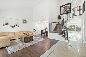 House | 1 bedroom, Internet - Upgraded Queen Suite Private Ensuite Bright Stay (Norwalk)