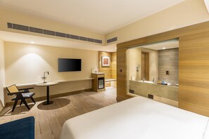 Minibar, tabla de planchar con plancha y ropa de cama