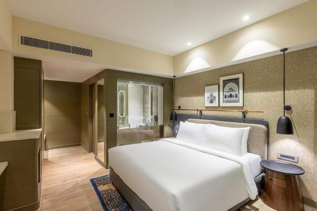 Suite | Minibar, strykejern/-brett og sengetøy