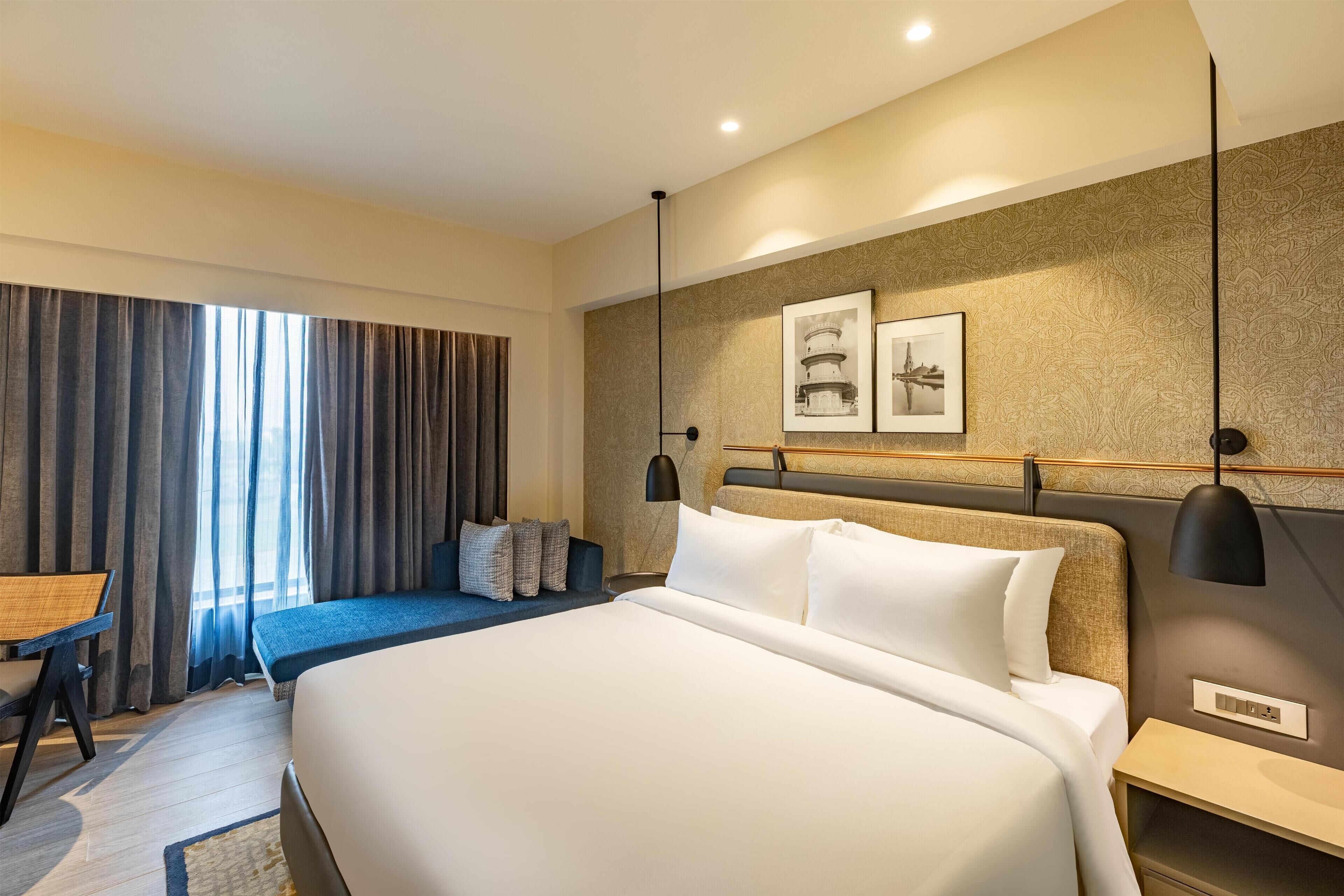 Minibar, tabla de planchar con plancha y ropa de cama 