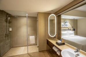 Dusj, regndusjhode, designertoalettartikler og hårføner